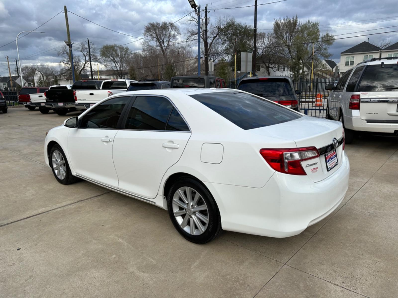 2012 White /Silver Toyota Camry XLE (4T4BF1FK0CR) with an 2.5L engine, Automatic transmission, located at 1501 West 15th St., Houston, 77008, (713) 869-2925, 29.797941, -95.411789 - Photo #3